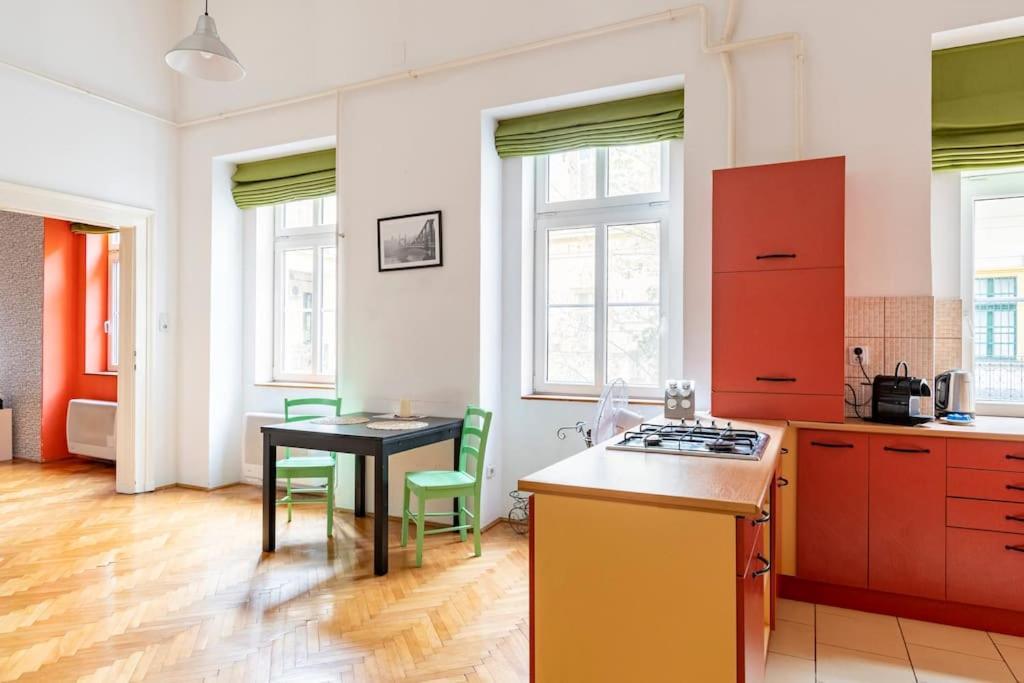 Apartment Quiet At Synagogue
