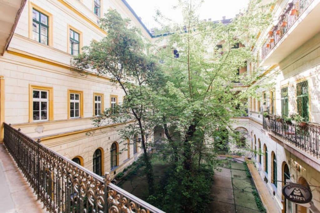 Quiet At Synagogue Apartment Budapest