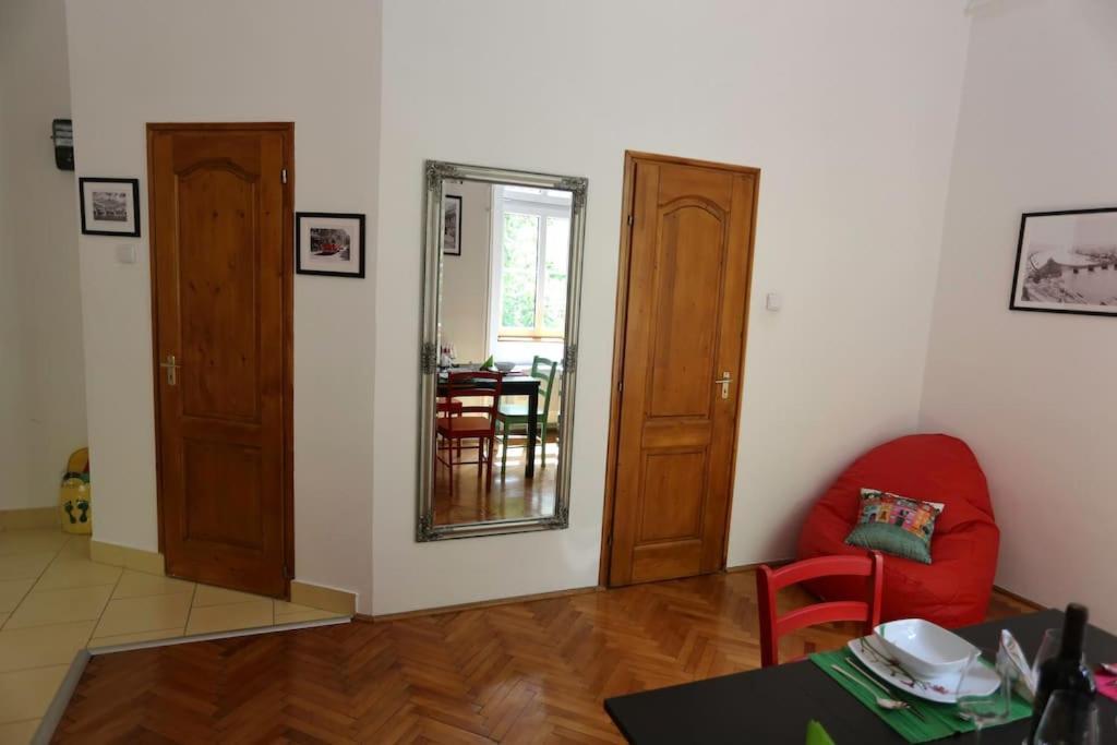 Quiet At Synagogue Apartment *